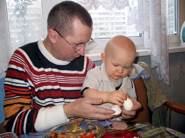 А наш папа учит сына яйцо чистить))