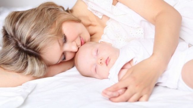 Что лучше для малыша: своя кроватка или спать с родителями?